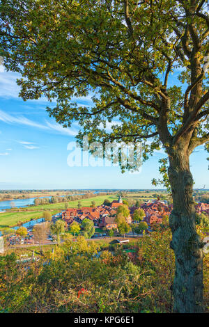 Village de Mellieha sur Elbe, high angle view, arbre en premier plan, Banque D'Images