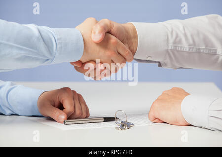 Businessmen shaking hands Banque D'Images