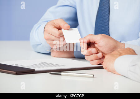 Businessman giving a visiter à partner Banque D'Images