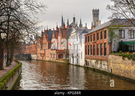 Belfort et le canal vert à Bruges, Belgique Banque D'Images