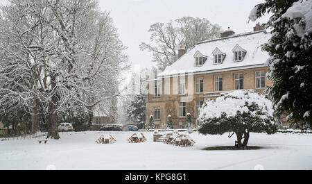 Les abattages à Lower Slaughter Manor House village dans la neige en décembre. Lower Slaughter, Cotswolds, Gloucestershire, Angleterre Banque D'Images