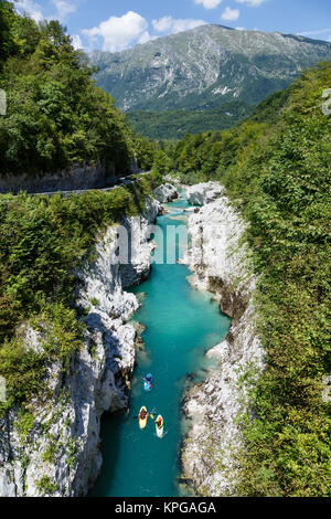 Le kayak sur la rivière Soča, Kobarid, Slovénie Banque D'Images