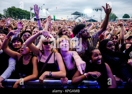 Le Danemark, Roskilde - Juin 29, 2017. Festivaliers fréquentent l'un des nombreux concerts au cours de la Danish music festival Festival de Roskilde en 2017. Banque D'Images