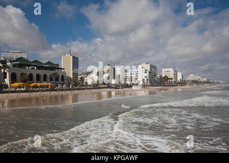 La Tunisie, la Côte Centrale de Tunisie, Sousse, hôtels le long de la plage de Boujaffar Banque D'Images