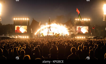 Le Danemark, Roskilde - 1 juillet 2017. La zone en face de la scène Orange est emballé avec les amateurs de musique et les festivaliers lors d'un concert avec le groupe Arcade Fire lors de la Danish music festival Festival de Roskilde en 2017. Banque D'Images