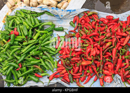 L'Asie, Bhoutan. Marché de plein air à Wangdue vendre piments. Banque D'Images