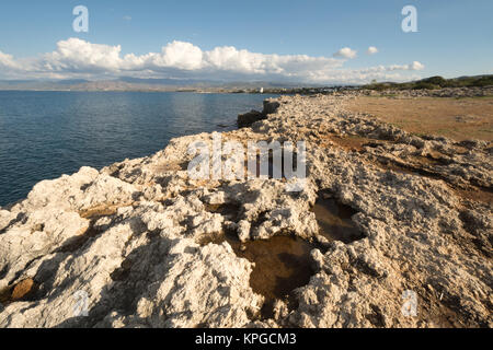 Paysage calcaire avec des rochers près de la mer près de Latchi à Chypre Banque D'Images