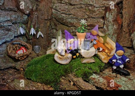 Quatre petits gnomes dans leur wichtelhöhle avec animal de compagnie Banque D'Images