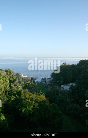 La marée haute à un caravan park, Hermanus, Afrique du Sud Banque D'Images