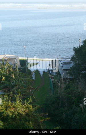 La marée haute à un caravan park, Hermanus, Afrique du Sud Banque D'Images