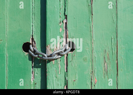 Ancienne grange du bois vert de remorquage portes de la protection ou garantie par une lourde chaîne en boucle deux trous Banque D'Images