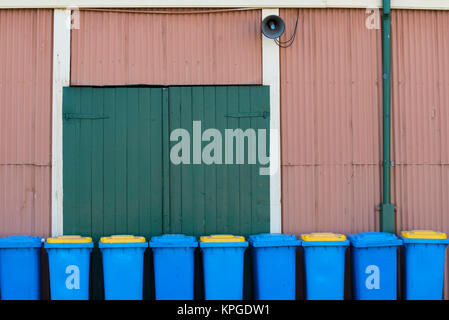 Une rangée de bins de petit-lait alignés à l'extérieur d'un hangar coloré en étain dans la région de l'Australie Banque D'Images