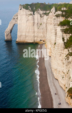 France, Normandie, Etretat, Falaise de falaises Aval, augmentation de la vue. Banque D'Images