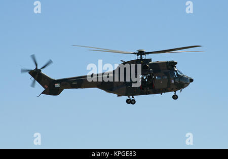 SAAF, Oryx Atlas en vol d'hélicoptères militaires à l'Africa 2012 l'aérospatiale et la défense de l'aéronautique, la base aérienne de Waterkloof, Pretoria. Banque D'Images