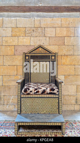 Chaise en bois avec motif transparent arabesque basée sur hexagram (étoile de David) sur le mur de briques en pierre Banque D'Images