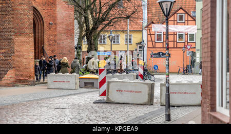 Lunebourg, Basse-Saxe, Allemagne, 10 Décembre 2017 : barrières en béton au bord de la zone piétonne du centre-ville que la protection contre les ter Banque D'Images