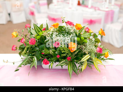 Table de mariage avec bouquet de roses Banque D'Images