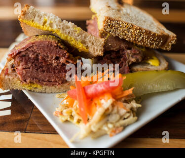 Le corned-beef et pickles sandwich, Montréal Banque D'Images