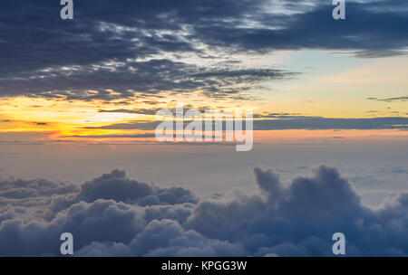 Soleil levant tôt le matin au-dessus de la mer de brouillard Banque D'Images