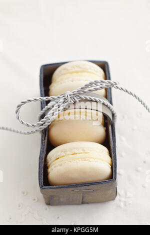 Macarons dans une boîte blanche Banque D'Images