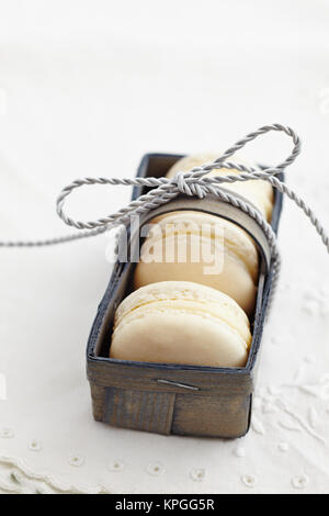Macarons dans une boîte blanche Banque D'Images