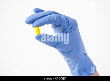 Main du médecin en rubber glove holding a tablet Banque D'Images