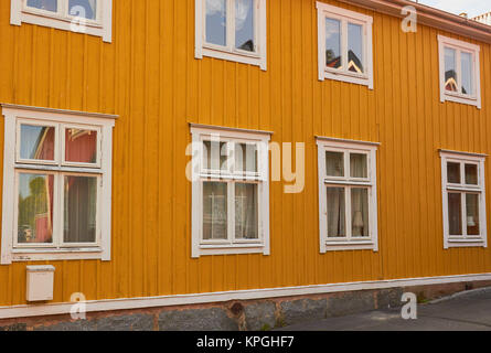 Maison de bois peinte en jaune, la Suède, Scandinavie Banque D'Images