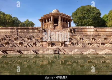 Le District de Mehsana , Gujarat , India- Décembre 05, 2014 Une vue complète de Sabhamandapa à partir d'un réservoir qui est connu comme Ramakunda Suryakunda ou à M Banque D'Images