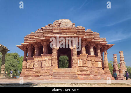 Le District de Mehsana , Gujarat , India- Décembre 05, 2014 : Les élèves de marcher autour de temple du soleil de Modhera. Banque D'Images