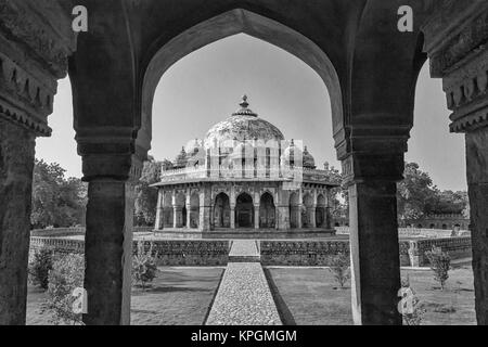 New Delhi , India-August 27, 2014 Une vue d'ensemble d'Isa Khan Niyazi, tombeau de la porte d'entrée Banque D'Images