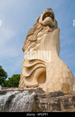 Immense statue du Merlion majestueux sur l'île de Sentosa. Banque D'Images