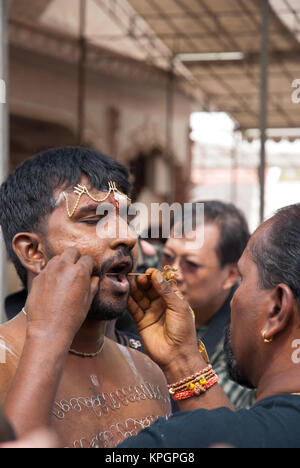 Singapour - Le 30 janvier : Piercings effectués sur la bouche de dévot pendant Thaipusam prises le 30 janvier 2010 à Singapour. Banque D'Images