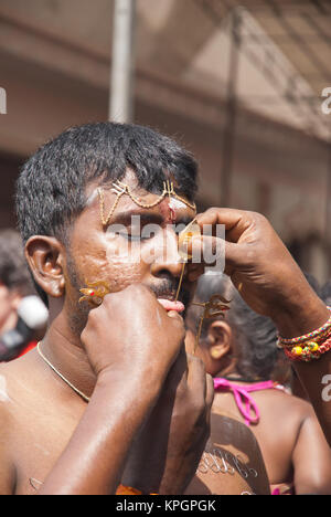 Singapour - Le 30 janvier : la perforation de langue de dévot pendant une transe à Thaipusam prises le 30 janvier 2010 à Singapour. Banque D'Images