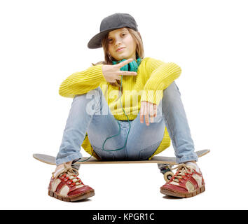 Pretty young girl posing with a skateboard, assis sur le skate, sur blanc Banque D'Images