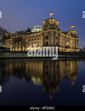 Reichtag à Berlin dans la soirée Banque D'Images