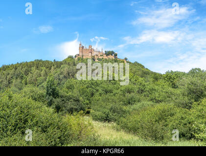 Burg hohenzollern,Allemagne,en été avec ciel bleu-blanc Banque D'Images