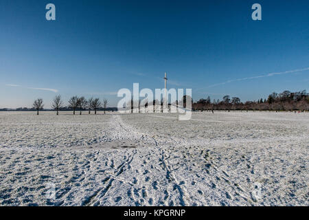 La neige et le gel autour de croix papale dans le Phoenix Park à Dublin sur un beau matin d'hiver du premier jour de la Nouvelle Année 2010 Banque D'Images