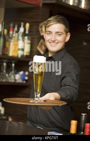 Parution du modèle , Junger, l'Kellner mit Bierglas suis Tablett - waiter servi la bière sur une tablette Banque D'Images