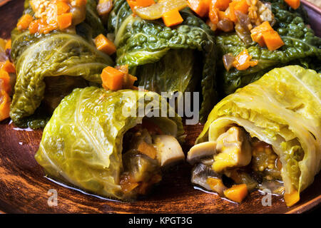 Chou farci aux légumes en feuilles de chou.nourriture ukrainienne Banque D'Images