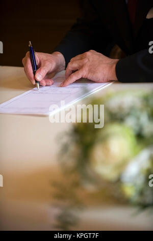 Parution , Standesamtliche modèle Hochzeit, Br ?utigam unterschreibt Heiratsurkunde suis Standesamt - mariés dans une cérémonie civile Banque D'Images
