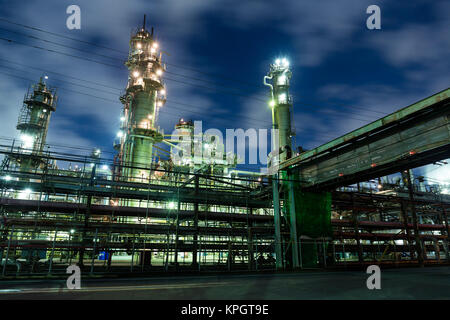 Raffinerie de pétrole à nuit Banque D'Images