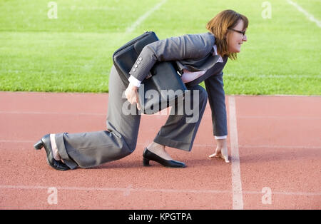 Parution modèle Gesch ?ftsfrau , an der Startlinie auf einer Brockhaus, Symbolbild Berufliche und - businesswoman at ligne de départ Banque D'Images