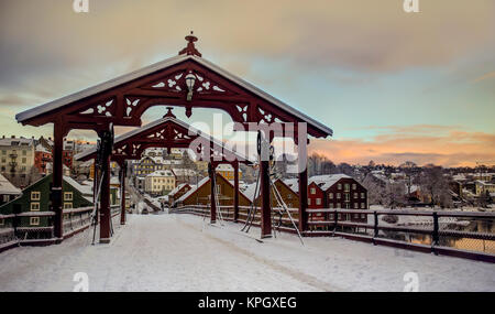 Gamle Bybro est du pont de la vieille ville de Trondheim en Norvège, qui traverse la rivière Nidelva. Ici, il est vu à la tombée de la nuit avec des lumières sur. Banque D'Images