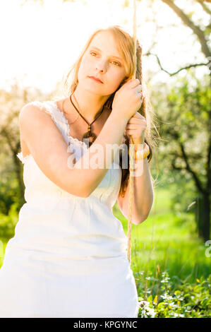 Jeune femme rocking dans le Cherry Garden Banque D'Images