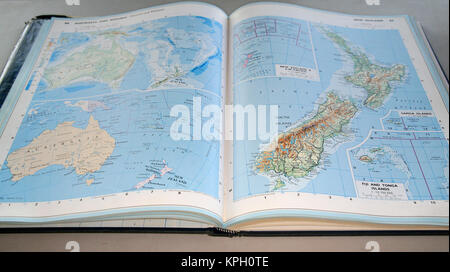 Concise Atlas du Monde (Australie, Nouvelle-Zélande Océanie  + page) Afrique du Sud. Banque D'Images