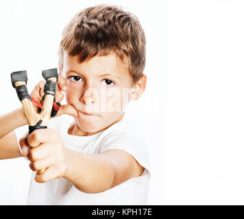 Peu en colère mignon petit garçon avec slingshot isolé sur fond blanc close up Banque D'Images