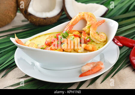 Petites crevettes soupe au lait de coco, curry et piment Banque D'Images