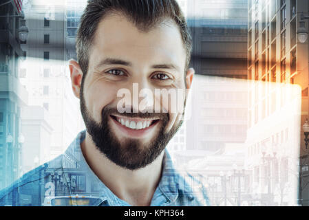 Heureux l'homme convaincu de s'amuser et de sourire. Banque D'Images