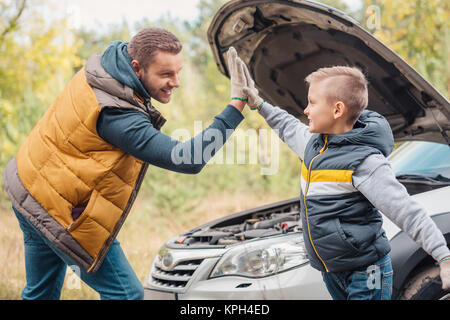 Père et fils la réparation de voiture Banque D'Images