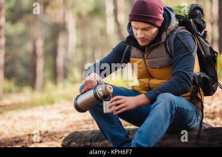 Man drinking tea in forest Banque D'Images